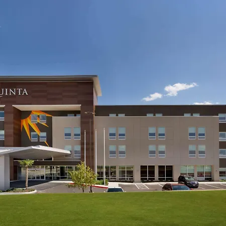 La Quinta Inn & Suites By Wyndham San Antonio Seaworld Lafb